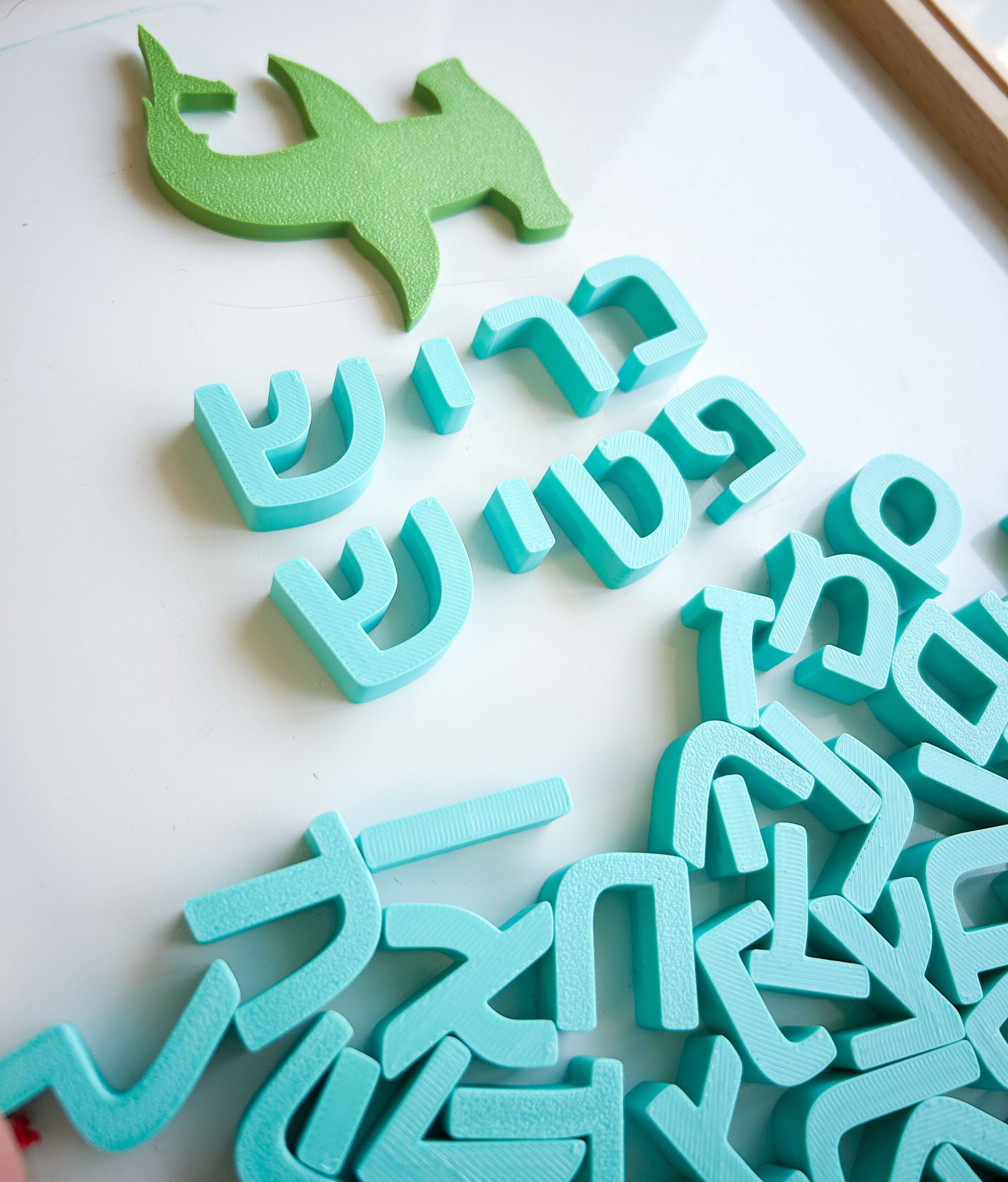 מילה בעברית עם דגם של דג כריש פטיש