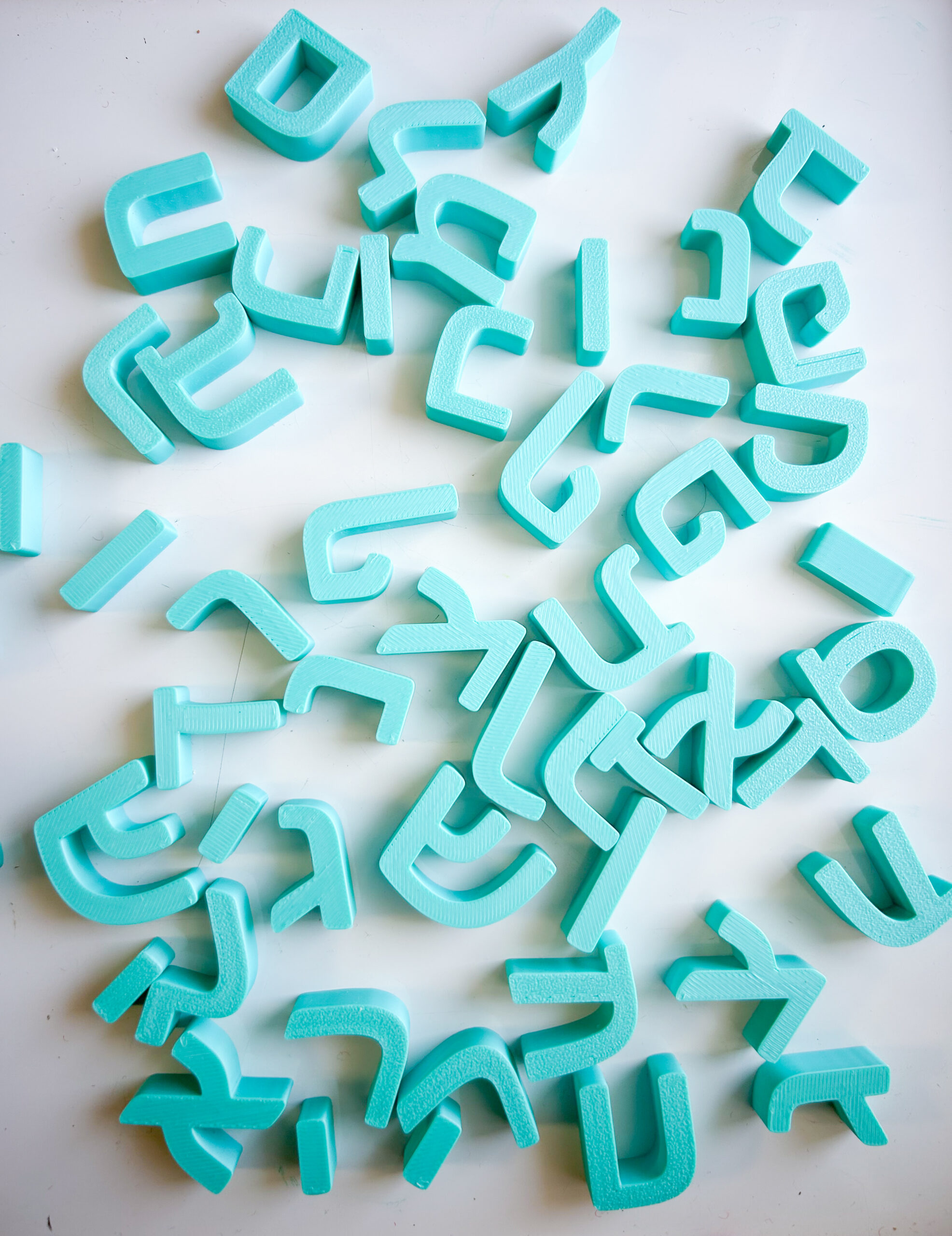 ערכת אותיות צבעוניות בעברית בהדפסת תלת מימד